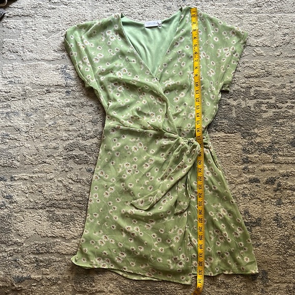ALL IN FAVOR Light Green Floral Print Wrap Dress Size Small - Picture 7 of 16